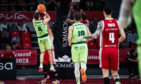 RS857739_J07 CAZ-UNI Firmar acb Photo - Esther Casas